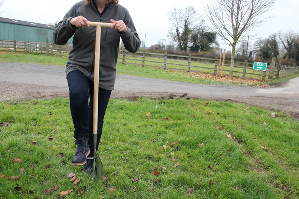 Burgon & Ball Long Handled Bulb Planter - Image 3